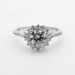 Ringe mit olitär-Hauptstein im Brillantschliff