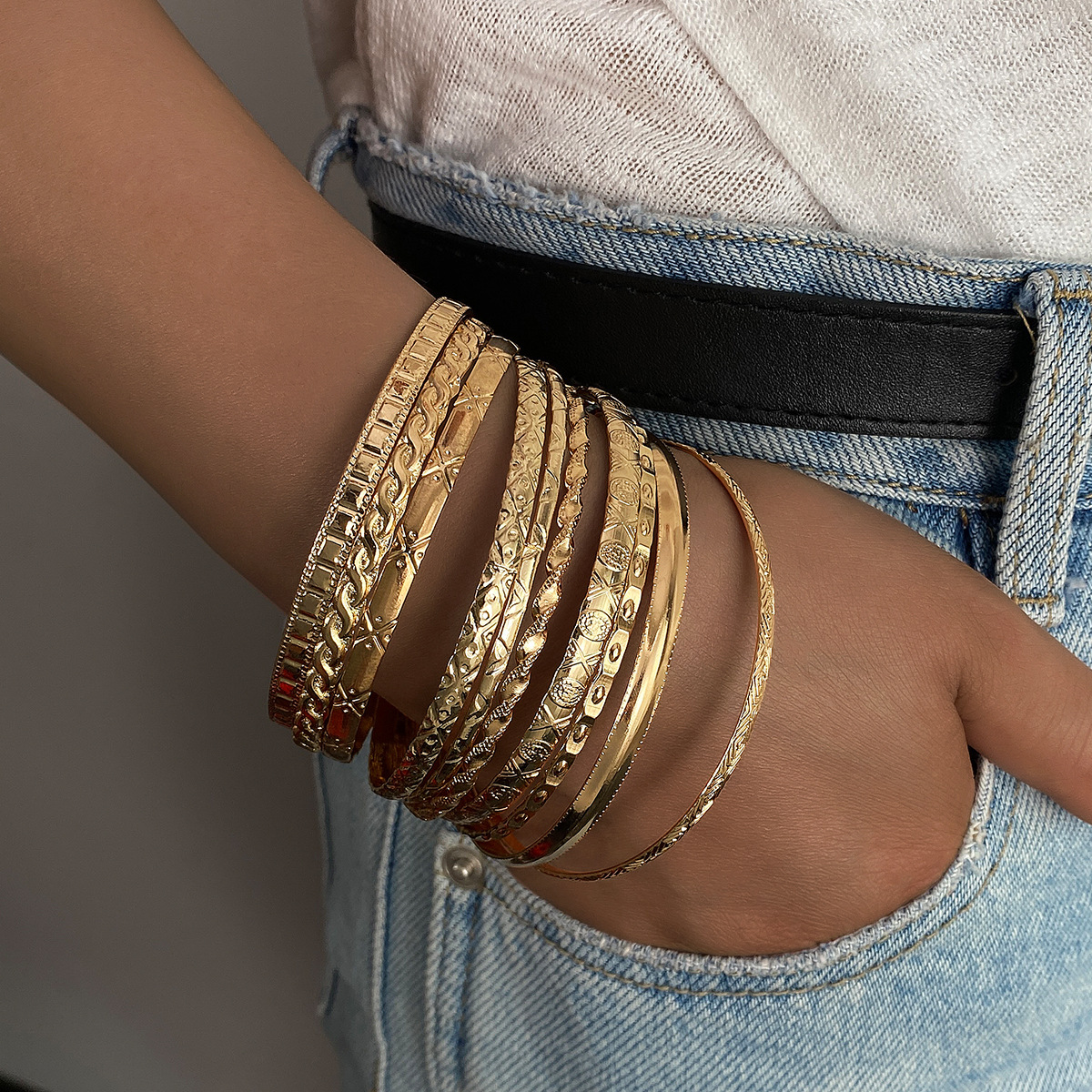 Elegante Formen am Handgelenk: Der goldene Damen-Armreif als edles Statement