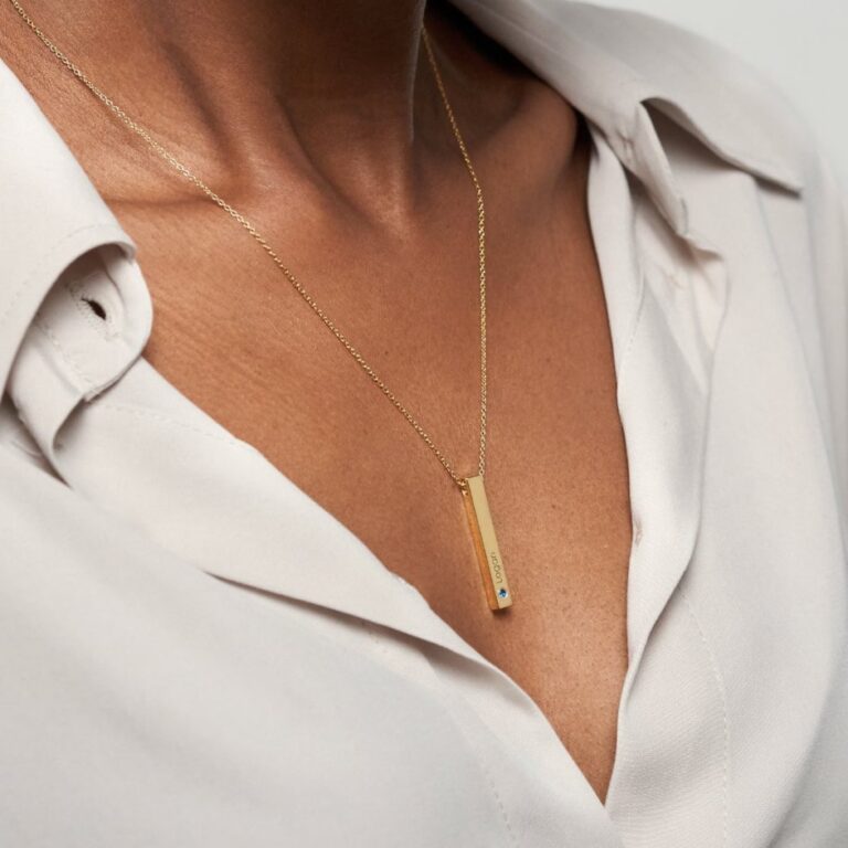 So kombinieren Sie eine goldene Kette mit einem ausdrucksstarken Anhänger