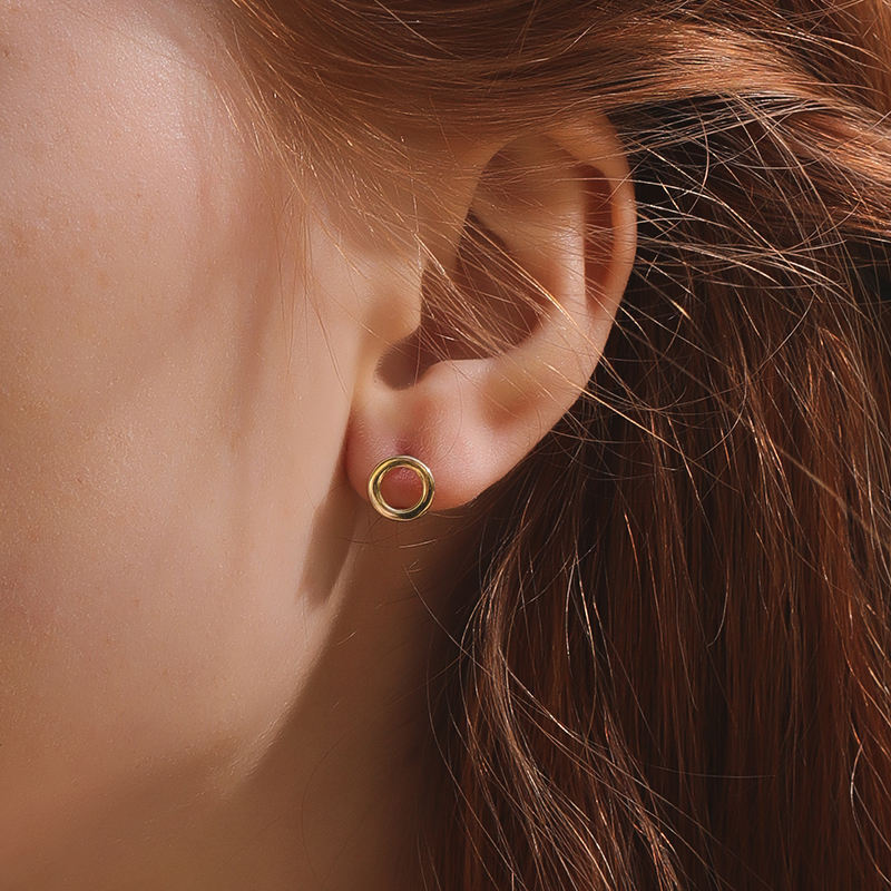 Wie Sie goldene Ear Cuffs schmerzfrei und stylish tragen