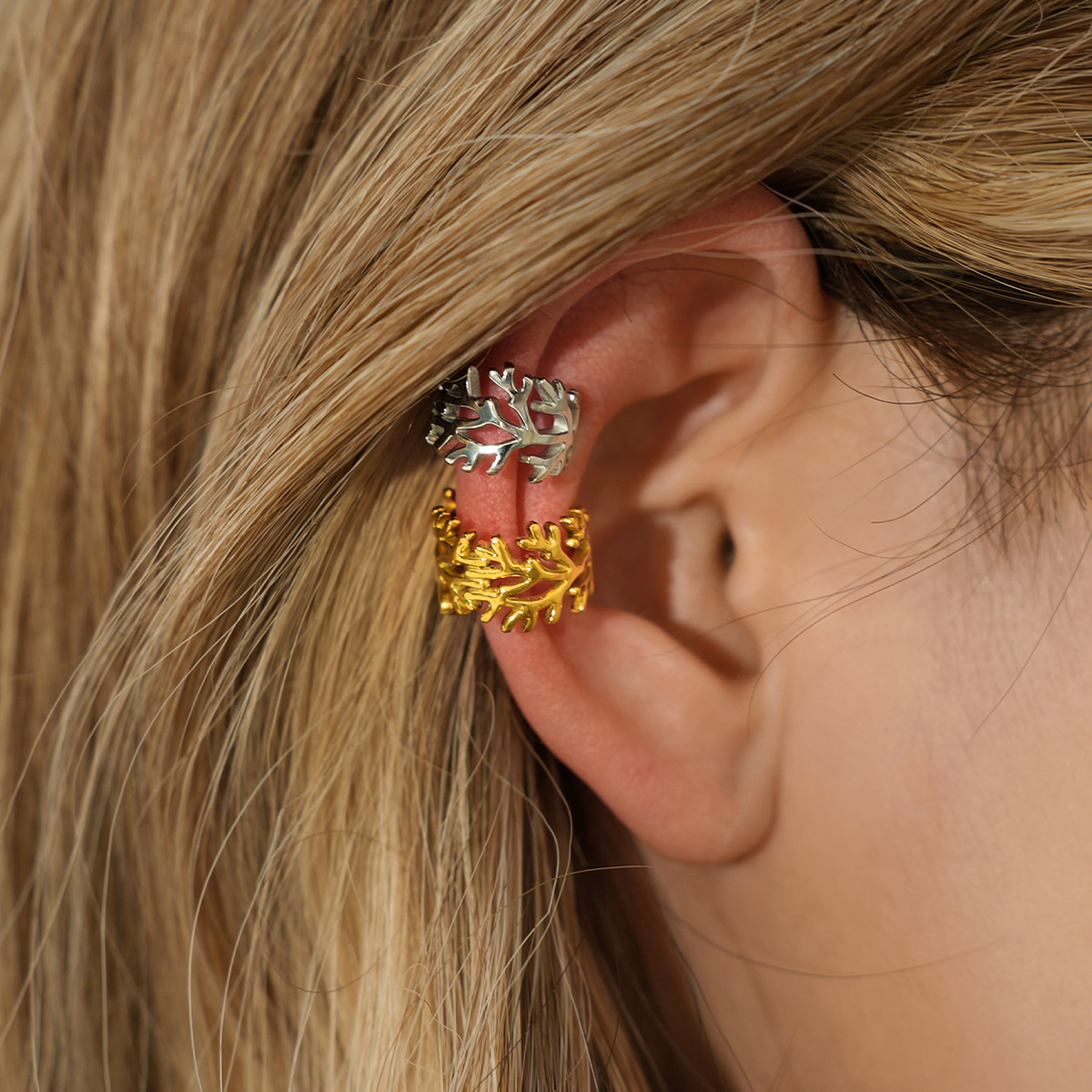 Eleganz im Knorpelzentrum Alles, was Sie über das goldene Conch-Piercing wissen müssen