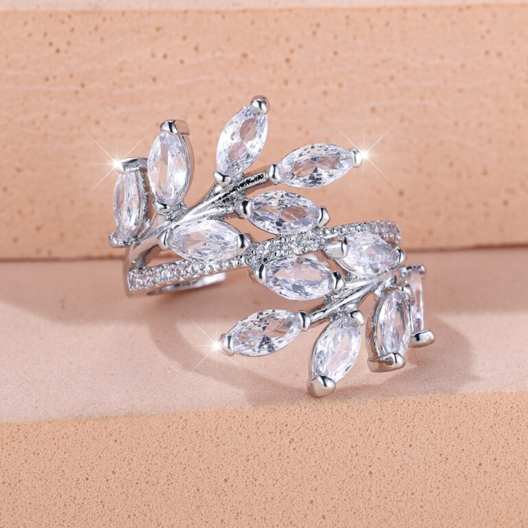 Warum goldene Creolen mit Zirkonia-Steinen jedem Look Glamour verleihen