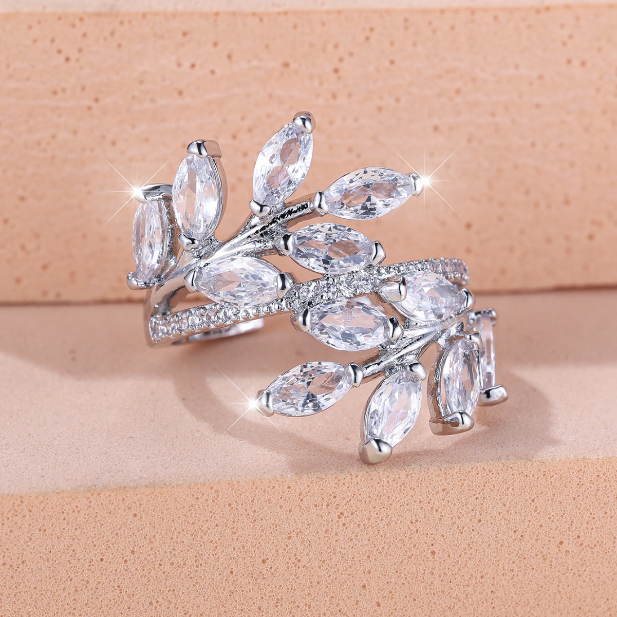 Warum goldene Creolen mit Zirkonia-Steinen jedem Look Glamour verleihen