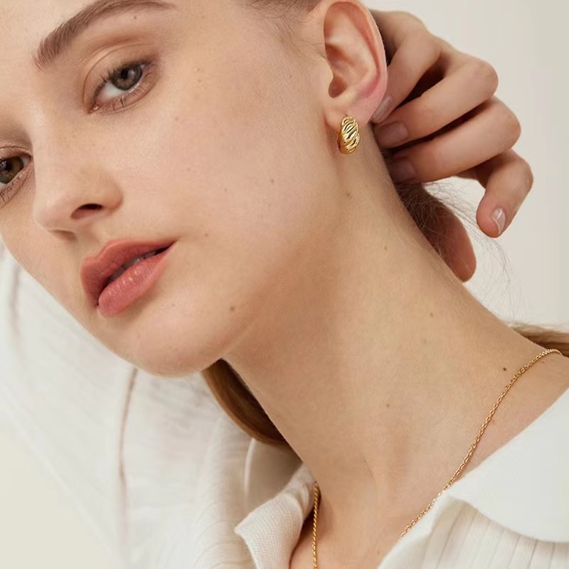 Wie Sie Ihren Goldschmuck zu Hause schonend und effektiv reinigen